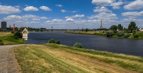 Obraz premium Ruhrmündung in den Rhein bei Duisburg