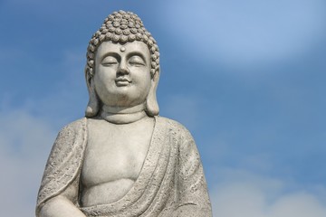 Obraz premium Buddha Statue vor blauem Himmel