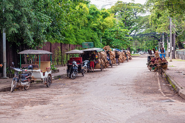 Fototapeta premium Motocykle z dołączonymi wózkami na ulicy w Siem Reap w Kambodży.