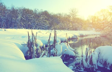 Keuken foto achterwand Winter Fantastische kleur winterlandschap. Frosty tafereel met stromende bos rivier op een zonnige ochtend. Mooie besneeuwde bomen en droog riet in de gloed van de rijzende zon.