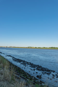 Wundersch&ouml;ne Aussicht auf der Eider vom T&ouml;nninger Hafen in Schleswig-Holstein.