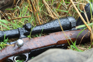 Nahaufnahme nasses Zielfernrohr am Gewehr