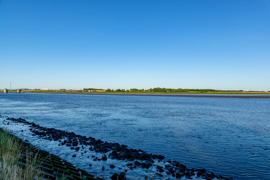 Wundersch&ouml;ne Aussicht auf der Eider vom T&ouml;nninger Hafen in Schleswig-Holstein.