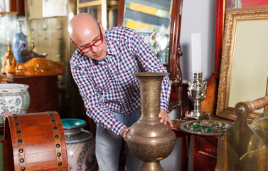 Fototapeta premium man looking for retro jug