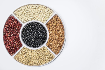 five kinds of beans, string beans, black beans, white beans, red beans and beans.