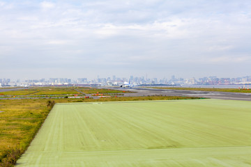 空港　ビジネスマン　出張