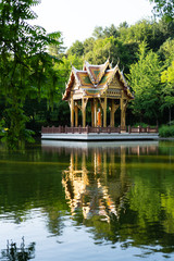 Naklejka premium Thailändischer Tempel in München Westpark am See Hochformat