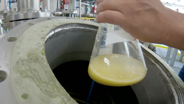 Hend soluction analyzing beaker