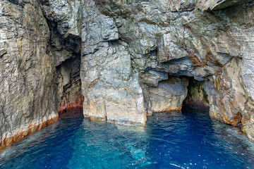 徳浜の断崖の裏