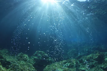 Unterwasserozeanhintergrund mit Luftblasen im Wasser © Richard Carey