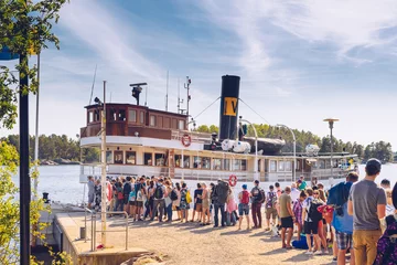 Poster Traditioneel Zweeds veerbootsysteem met Waxholmsbolaget op het eiland Grinda, Stockholm © Linus