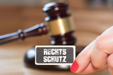 Eine Frau, Richterhammer und das Rechtsschutz