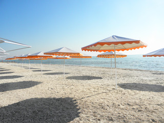 Fototapeta na wymiar umbrellas by the sea in the morning