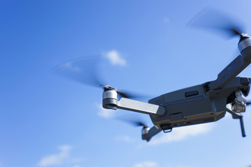 飛行するドローン