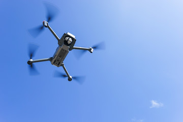 飛行するドローン