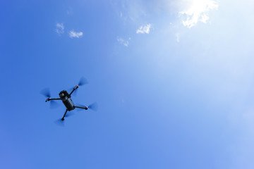 飛行するドローン