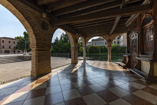 Portrogruaro, il fiume Lemene ed il porticato dell'Oratorio della Madonna della Pescheria - centro storico
