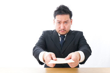 書類を提出するビジネスパーソン