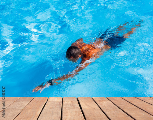 Piscine Bleue Avec Plage En Bois Stock Photo And Royalty Free