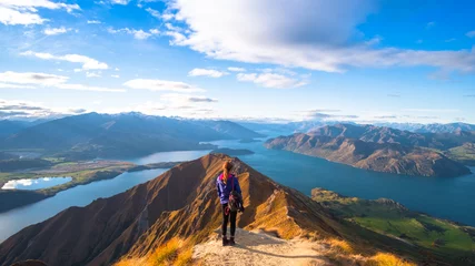 Photo sur Aluminium Ciel bleu Une femme regardant le magnifique paysage des montagnes et du lac Wanaka. Roys Peak Track, île du Sud, Nouvelle-Zélande.