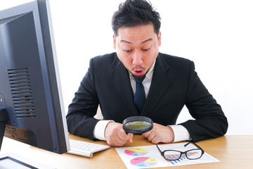 調査するビジネスパーソン