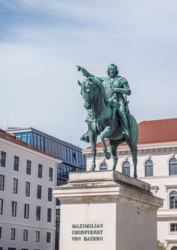 Maximilian I. auf dem Wittelsbacherplatz