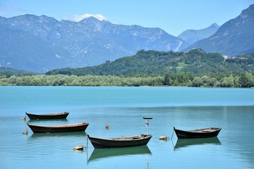 Naklejka na ściany i meble Panorama lago di santa croce con tipiche barche in legno