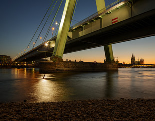 severinsbrück köln mit skyline und dom am abend