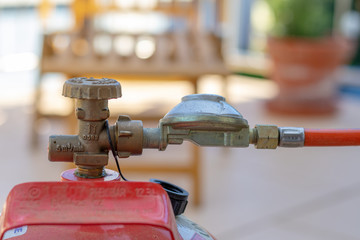 Ventil einer roten Gasflasche mit druckregler 