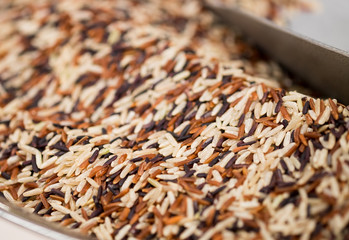 Obraz premium Macroshot of colored rice, sale on local city market