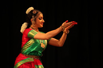 Obraz premium bharathanatyam is one of the classical dance forms of india,from the state of tamil nadu.the picture is from a stage performance