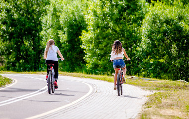 Obraz premium Cyclists ride on the bike path in the city Park 