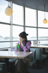 Fototapeta premium カフェの女性