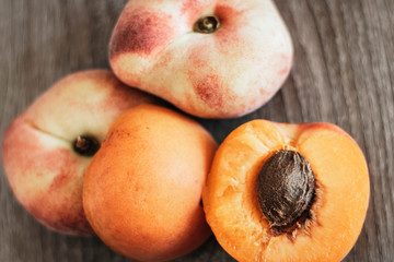 Saftige Plattpfirsiche