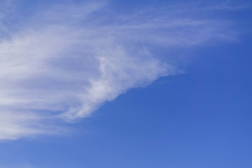 Fototapeta na wymiar blye sky with white fluffy clouds background