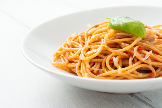Piatto di spaghetti al pomodoro e formaggio, Italian cuisine