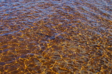 Colourful pattern in the water of this lake