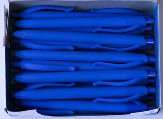 Caja con muchos bolígrafos azules para guardar.