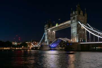 Fototapeta na wymiar Opening Tower Bridge by night