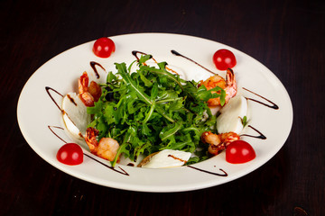 Salad with mozzarella and prawns