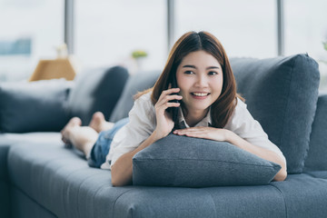 Obraz premium online shopping ideas concept beautiful asian woman enjoy choose and pick product from smartphone shop with happiness and joyful