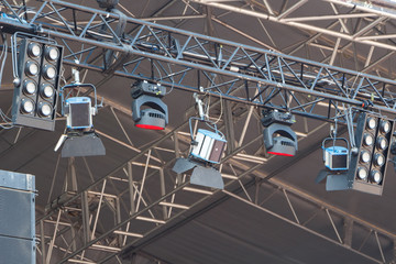 Rampe de projecteurs pour éclairer la scène d'un concert