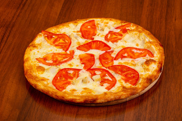 Pizza with chicken and tomato