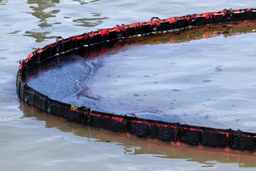 floating barrier to dam oil pollution
