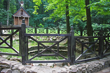 Górska studnia, w tle drewniana kapliczka © Monika