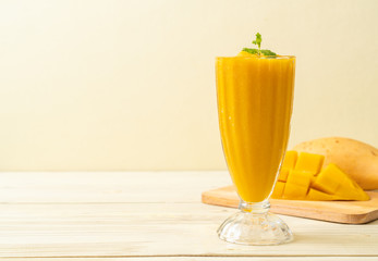fresh mango smoothies