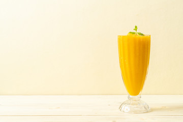 fresh mango smoothies
