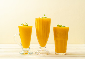 fresh mango smoothies