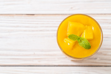 fresh mango smoothies