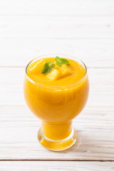fresh mango smoothies